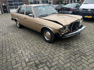  Mercedes 200-serie 240 D. AUTOMAAT AIRCO !! 1982/1