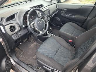 Toyota Yaris 1.3i automaat picture 3