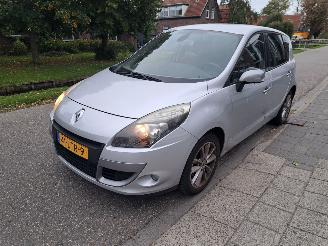 skadebil auto Renault Mégane Scénic 1.6i celcium 2010/7