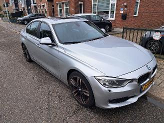 Vaurioauto  passenger cars BMW 3-serie 320i high exec.automaat 2013/1