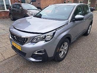 Coche accidentado Peugeot 3008 1.2i active automaat 2017/6