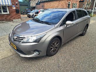 Schadeauto Toyota Avensis 1.8VVTi dynemic automaat 2015/2