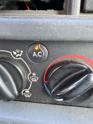 Renault Master T35 2.5 DCI L2H2 AIRCO picture 9