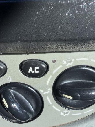 Renault Trafic 2.5 dCi L1H1 AIRCO 3-pers. NIEUWE APK picture 15