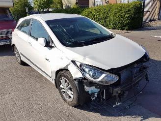 Voiture accidenté Hyundai I-30 1.6 CRDi 16_V VGT (GDHB5D3; GDHB5D4) 2013/7