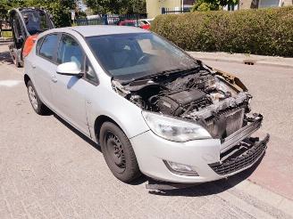 Coche siniestrado Opel Astra  2010/3