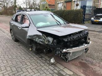 Damaged car Kia Niro 1.6 GDI Hybrid (DEC5P1; DEC5P2) 2017/1