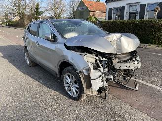 damaged passenger cars Nissan Qashqai 1.2 DIG-T Tekna 2016/9