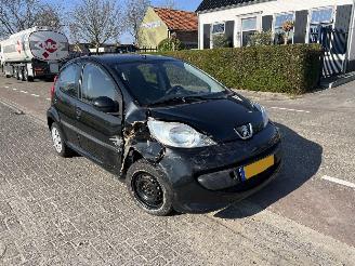 Damaged car Peugeot 107 1.0-12v 2008/10