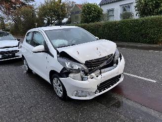 damaged passenger cars Peugeot 108 1.0-12V 2016/4