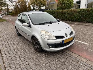 Vaurioauto  passenger cars Renault Clio 1.2-16V 2009/6