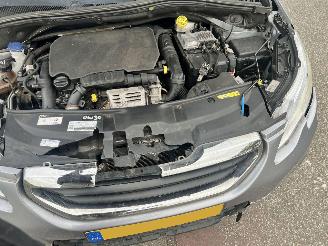 Peugeot 2008 1.2-12V picture 6