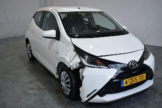 damaged passenger cars Toyota Aygo 1.0 VVT-i x-play 2014/12