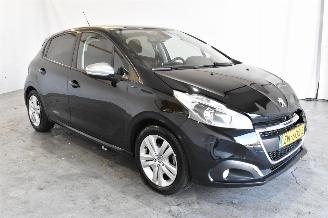 damaged passenger cars Peugeot 208 1.2 PureT. Signature 2019/6