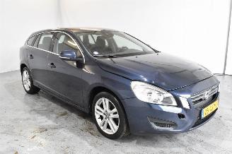 damaged passenger cars Volvo V-60 1.6 T3 Momentum 2012/6