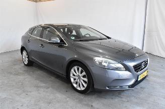 Vaurioauto  passenger cars Volvo V-40 1.6 D2 Momentum 2013/4