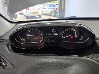 Peugeot 208 1.2 PureT. Blue Lion picture 17