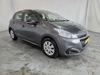 damaged passenger cars Peugeot 208 1.2 PureT. Blue Lion 2016/3