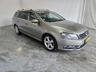 Vaurioauto  passenger cars Volkswagen Passat 1.6 TDI Highl. BlM 2013/1