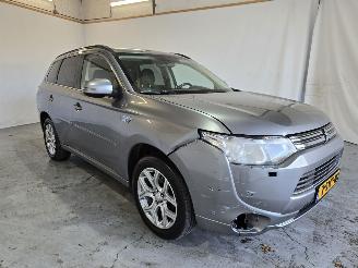 Unfallwagen Mitsubishi Outlander 2.0 PHEV Intense + 2013/11