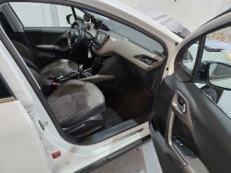 Peugeot 2008 1.6 VTi Féline picture 11