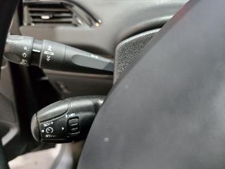 Peugeot 208 1.2 PureT. Blue Lion picture 26