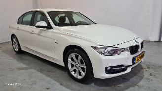 Schadeauto BMW 3-serie 320i EfficientDynamics Edition Upgrade Edition 2013/2