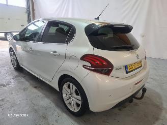 Peugeot 208 1.2 PureT. Signature picture 6