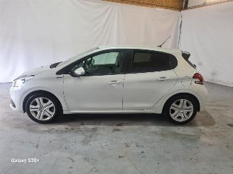 Peugeot 208 1.2 PureT. Signature picture 11