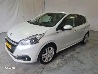 Schadeauto Peugeot 208 1.2 PureT. Signature 2019/4