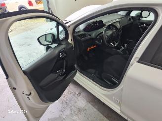 Peugeot 208 1.2 PureT. Signature picture 9