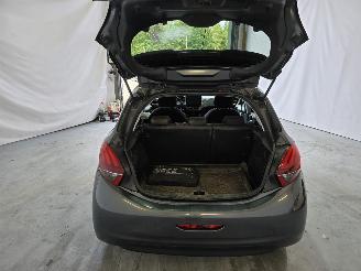 Peugeot 208 1.2 PureTech Allure picture 19