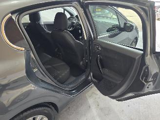 Peugeot 208 1.2 PureTech Allure picture 18