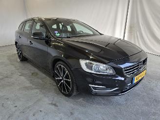 Damaged car Volvo V-60 2.4 D5 Twin Engine R-Design 2016/12