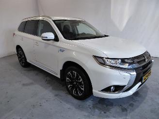 Unfallwagen Mitsubishi Outlander 2.0 PHEV Exec. Ed. 2015/9
