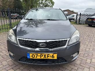 Kia Cee d 1.4 CVVT X-ecutive picture 2