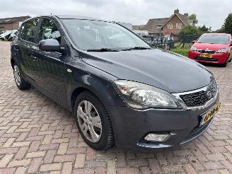 Kia Cee d 1.4 CVVT X-ecutive picture 3