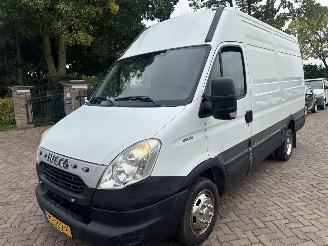 krockskadad bil bedrijf Iveco Daily 35C13V 330 H3 euro5 2013/4