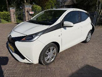 Schadeauto Toyota Aygo 1.0 VVT-i x-play 2014/7