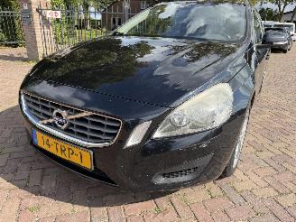 Volvo V-60 2.0 D3 R-Design picture 2