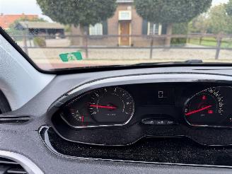 Peugeot 208 1.2 PureTech Style Pack picture 21