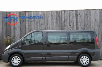 Vaurioauto  passenger cars Opel Vivaro 2.5 CDTi Lang Klima 9-Persoons 107KW Euro 4 2009/2