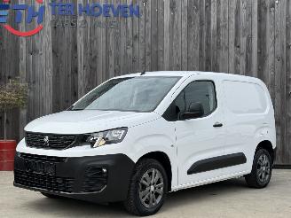 krockskadad bil bedrijf Peugeot Partner 1.5 BlueHDI Premium L1H1 AHK Tempo. 73KW 2020/7