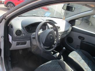 Renault Clio 1.2-16V Authentique picture 11