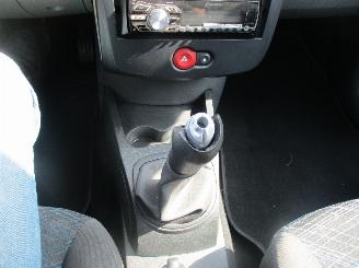 Renault Clio 1.2-16V Authentique picture 15