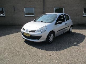 Renault Clio 1.2-16V Authentique picture 3