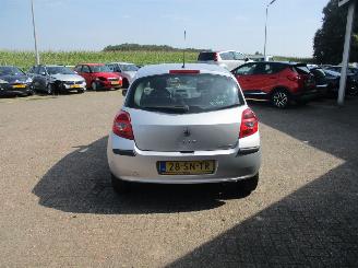 Renault Clio 1.2-16V Authentique picture 6