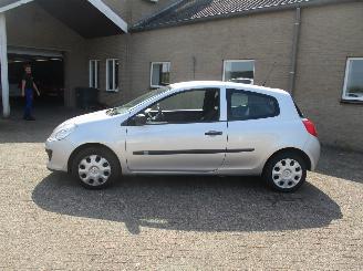 Renault Clio 1.2-16V Authentique picture 4