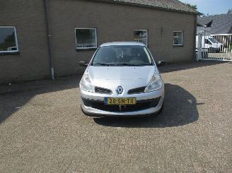 Renault Clio 1.2-16V Authentique picture 2