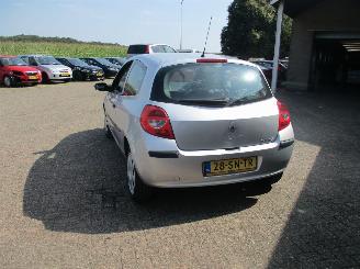 Renault Clio 1.2-16V Authentique picture 5